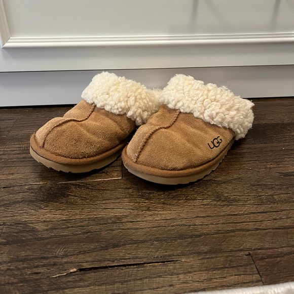 UGG Slippers girls size 4 - Picture 2 of 6